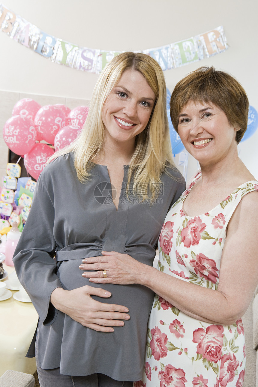 快乐的年长妇女的肖像 在婴儿淋浴时有怀孕女儿朋友孕产孕妇装腹部成人派对女士女性团结友谊图片