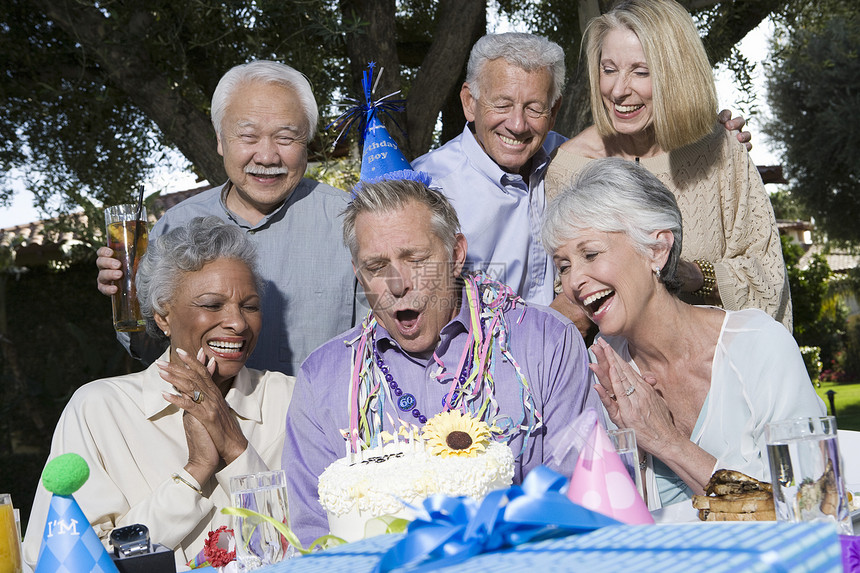 年长夫妇在花园庆祝生日晚会图片