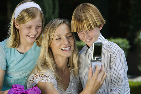快乐的母亲与十几岁的小孩在生日时自拍照背景图片