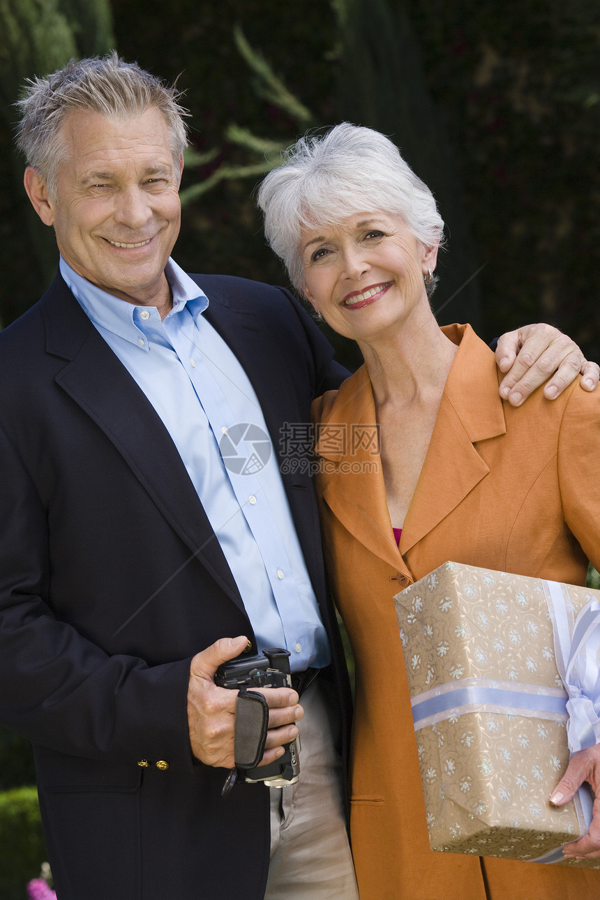 快乐的老年情侣的肖像 肩并肩站在一起图片