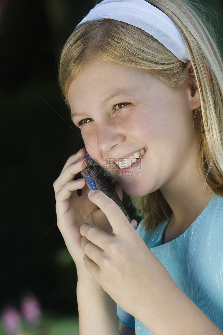 快乐的少女通过手机进行电话交流图片