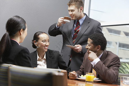 会议音响素材商业团队在办公室开会期间有咖啡休息时间的商务团队背景