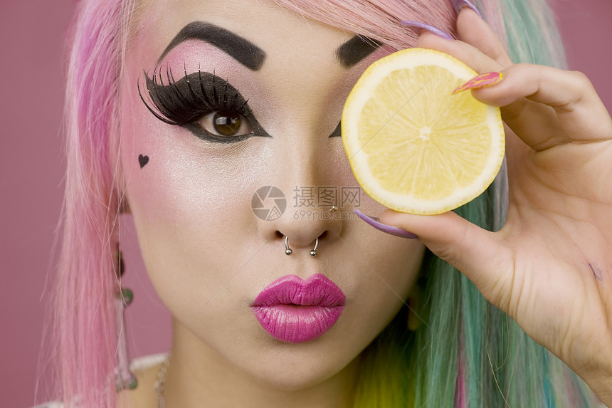 女人在眼前握着柠檬片水果柠檬抛光身体粉色饰品食物魅力年轻人头发图片