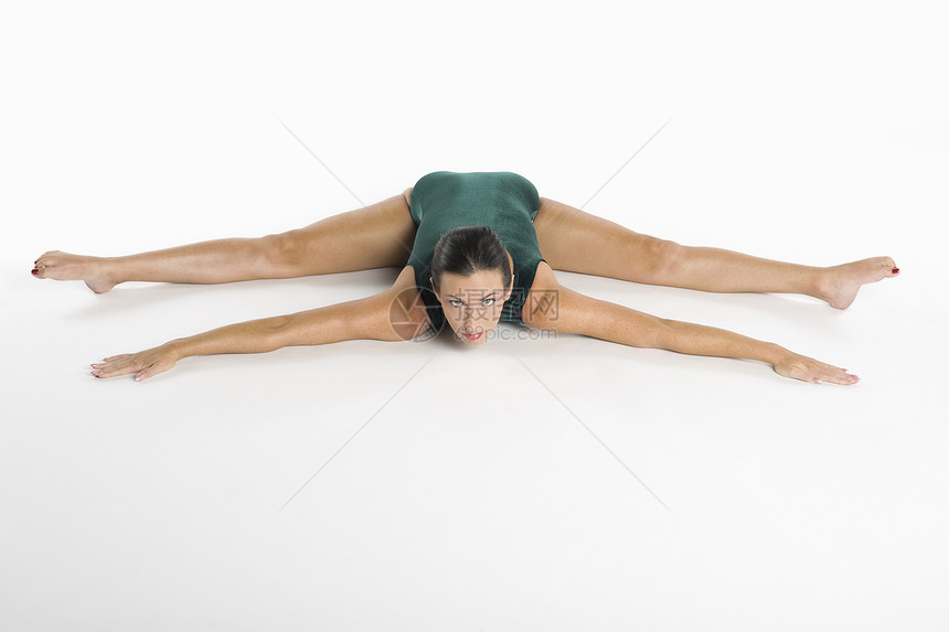 妇女锻炼的肖像姿势身体素质力量影棚运动服活力中年成人瑜伽健身房图片