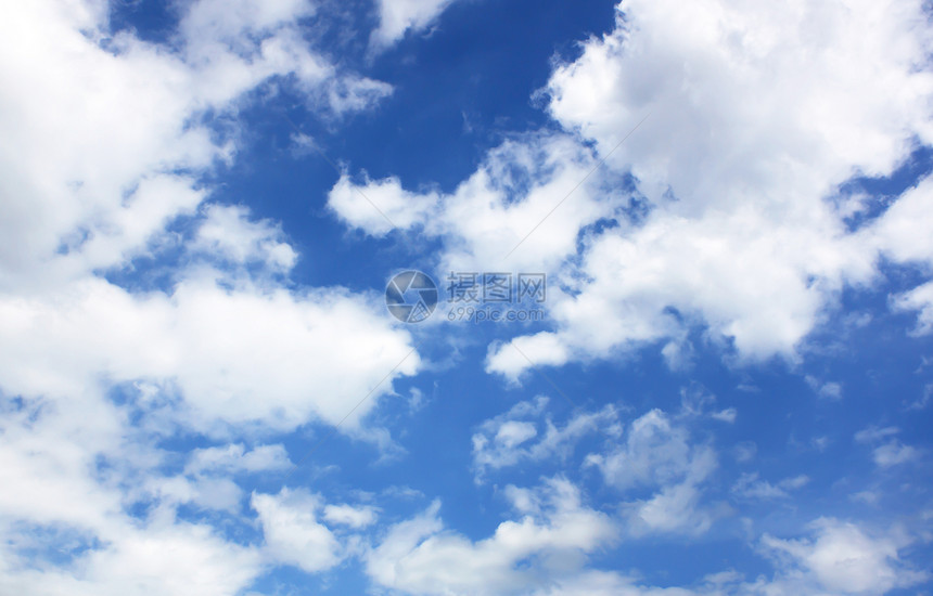 蓝色天空中的白毛云天蓝色气候空气沉淀阳光气氛雨云水分积雨天气图片