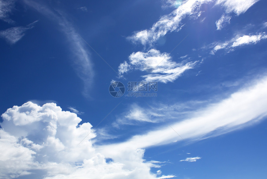 有白云的蓝天空背景风景阳光空气场景符号蓝色天气白色自由隐喻图片