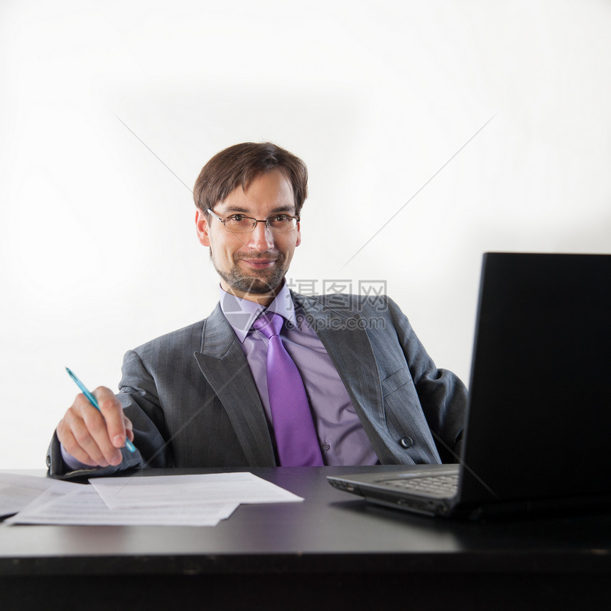 戴眼镜的男商务人士男人工作男性技术专注阅读办公室工人人士笔记本图片
