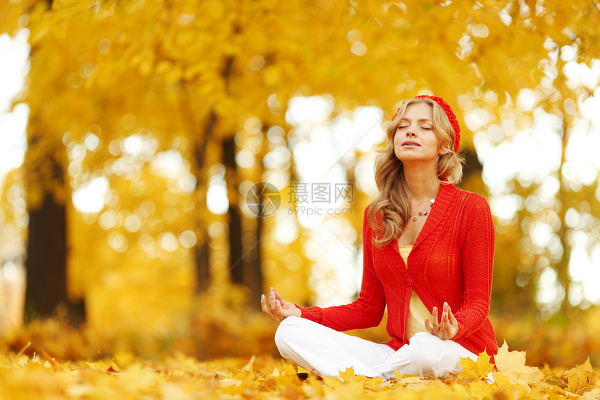 秋季瑜伽妇女女性娱乐叶子女孩帽子女士黄色公园冥想森林图片