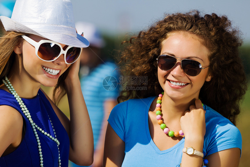 青年与友谊快乐女性社区情绪女孩眼镜太阳镜空气闺蜜假期图片