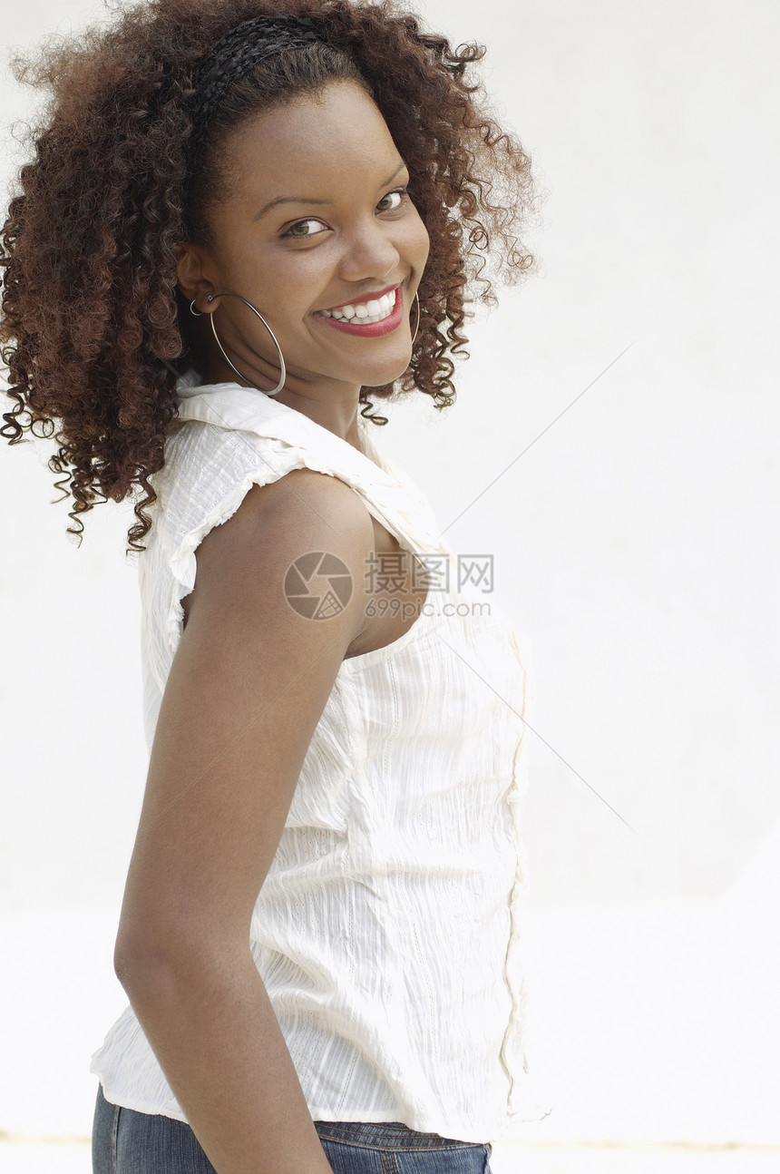 一个微笑着的非洲裔美国女人的肖像 卷发和白色背景的白头发站立图片