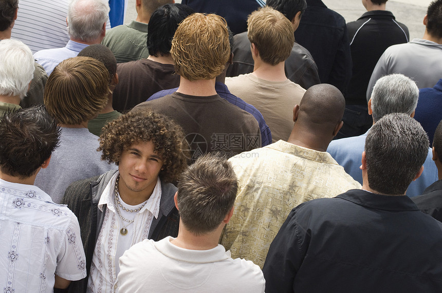 青年男子站在人群中图片