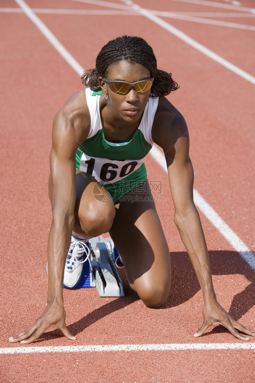 充满自信的非洲裔美国女运动员在赛马赛道上起跑线全靠信心图片
