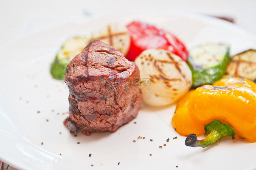 牛肉肉和蔬菜午餐营养菜单迷迭香猪肉鱼片餐厅盘子胡椒烧烤图片