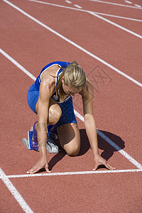 全部高加索女性运动员准备在赛道和田径上进行比赛背景图片