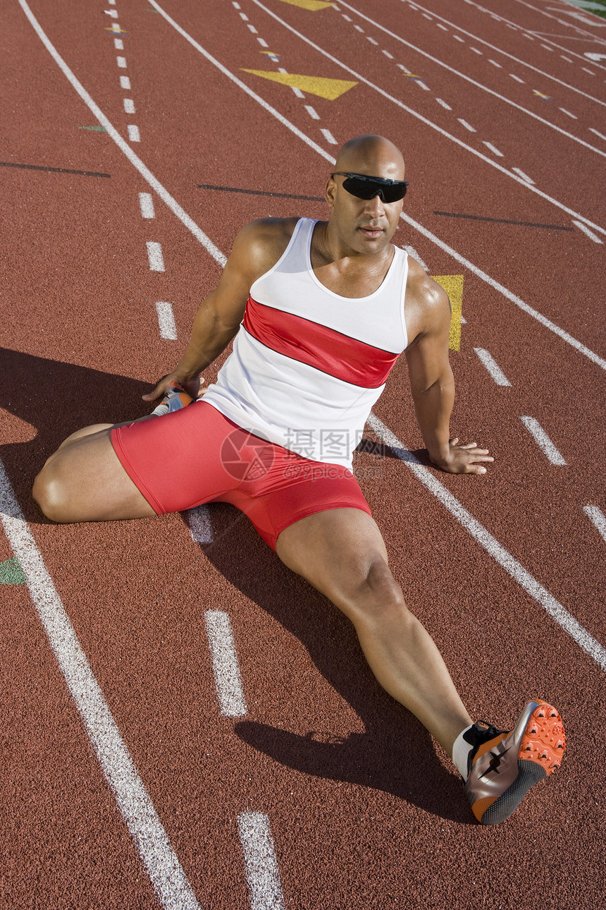 一名非裔美国男运动员在赛道上全身体温升高图片