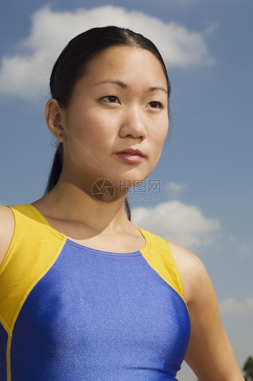 美丽的亚洲女运动员向远方看图片