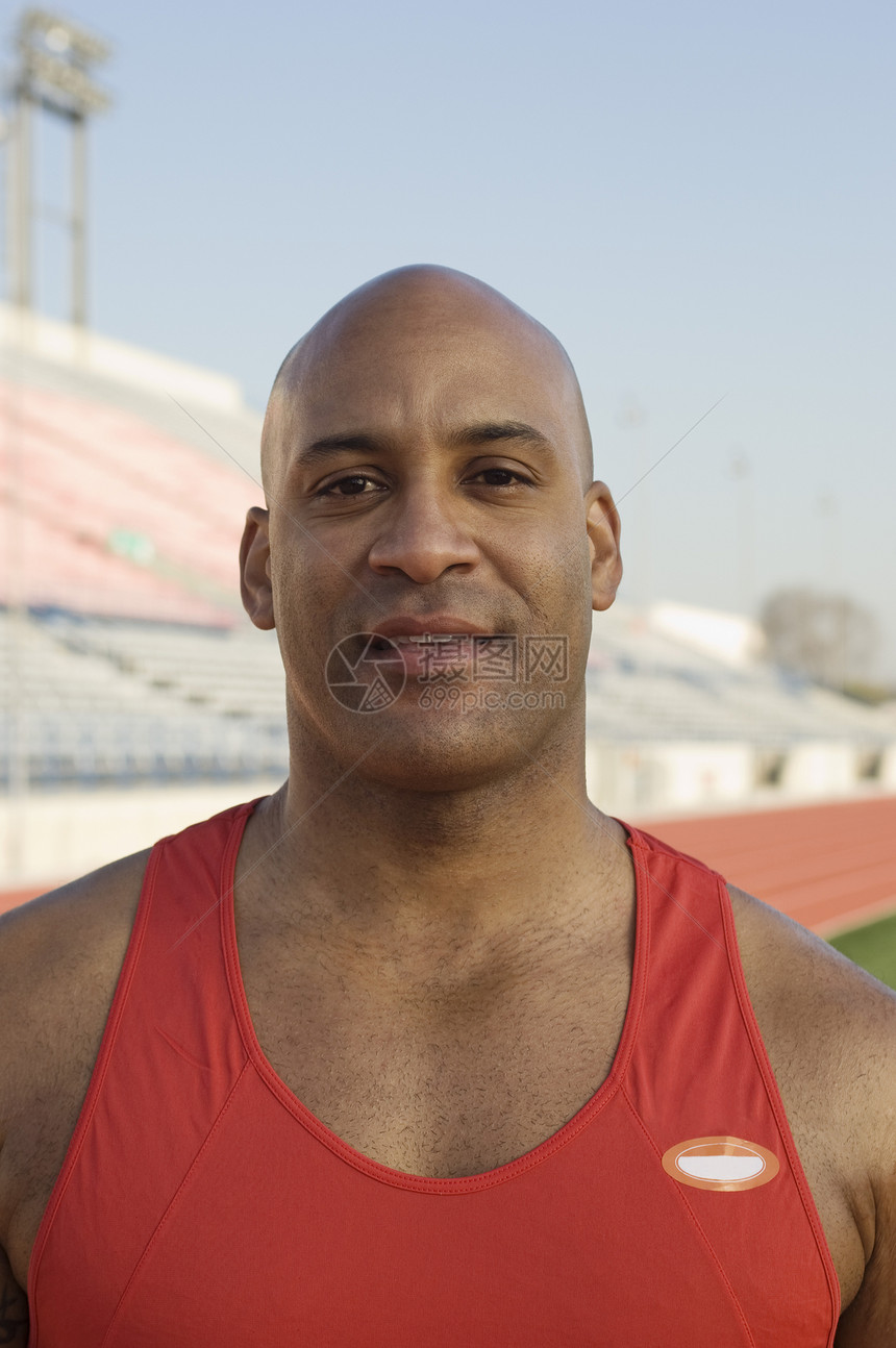 体育场上一位快乐的非洲裔美国男性运动员的肖像图片