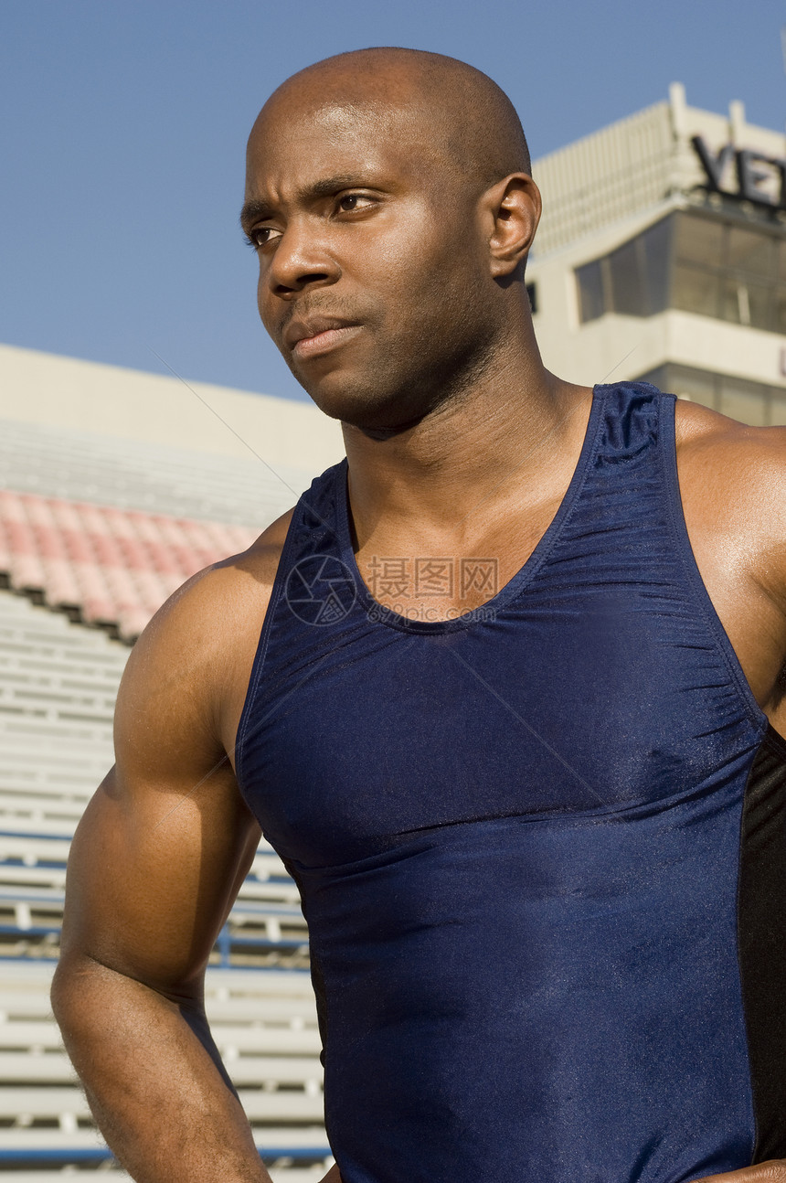 在体育场的非裔美国男性运动员向远看竞赛肌肉轨道运动中年服装光头运行前景黑人图片