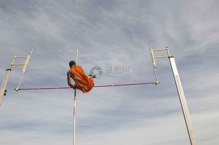 男性极地保险库清理栏对云天空的低角度视图跳高运动服肌肉运动成年跳跃力量活力体育男子图片