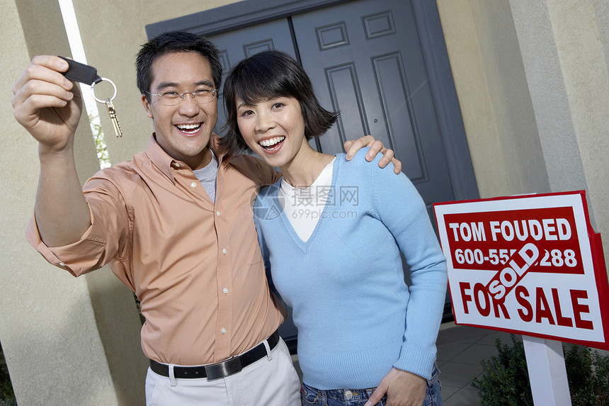 快乐成熟男人的肖像 女人拿着她们新家的钥匙图片