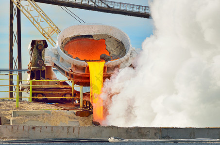 熔融金属溪流烧伤植物钢厂流动火花辉光铸件蒸汽炼铁背景图片