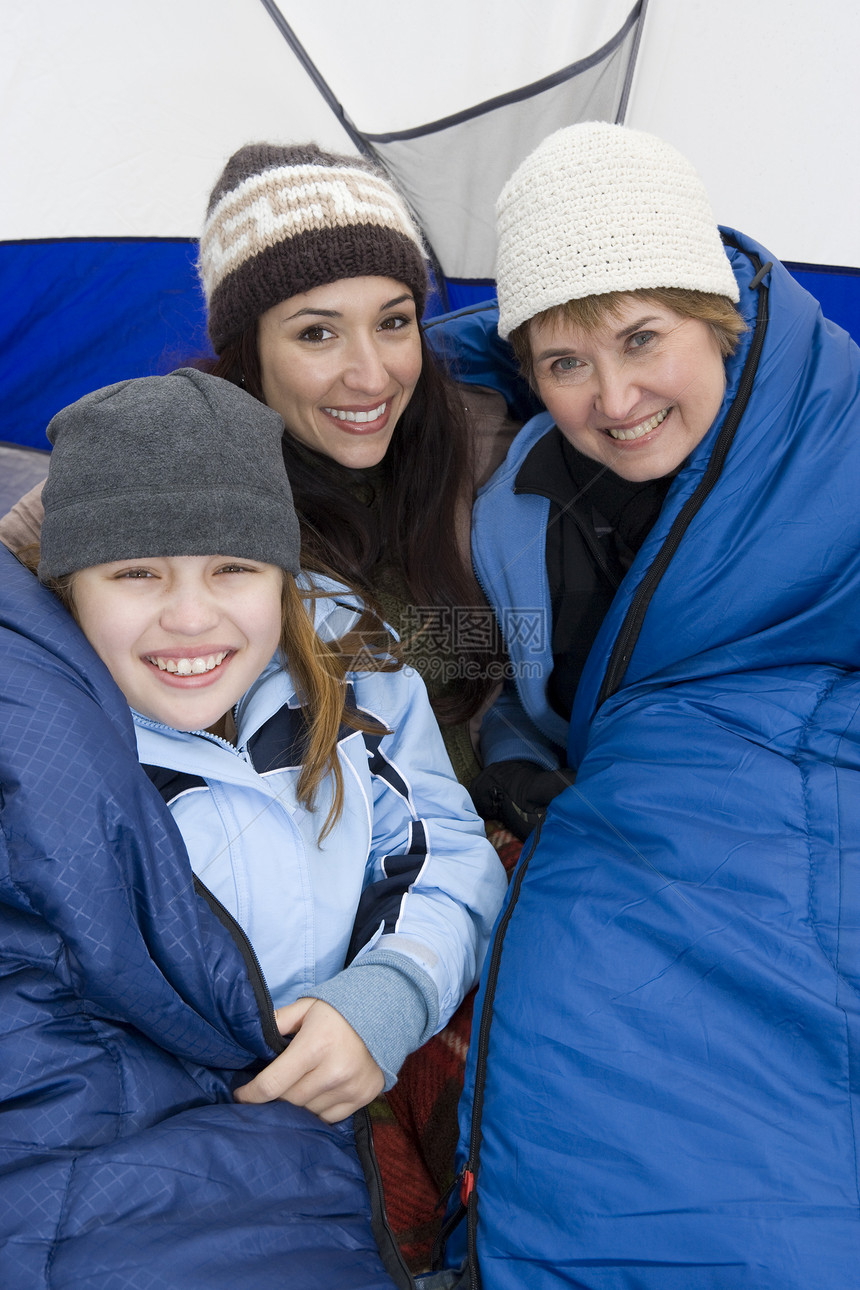 三代妇女被包在毛毯露营中的肖像图片