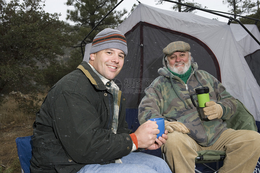 英俊男人的肖像 父亲在露营帐篷前喝咖啡图片