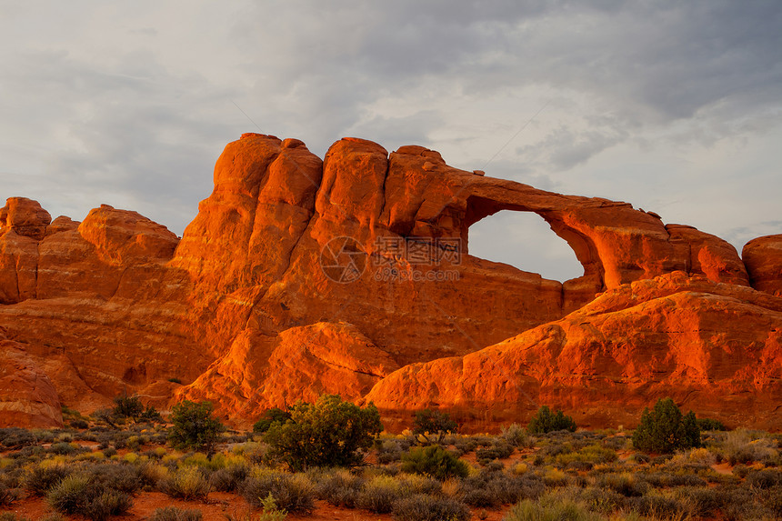 美国犹他州阿切斯国家公园美丽的岩层拱门沙漠地质商业矿物石头风景旅行山脉侵蚀图片
