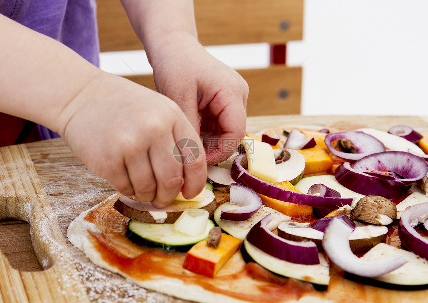 小手准备比萨饼营养品食物蔬菜营养人手南瓜洋葱烘烤手指沸腾图片