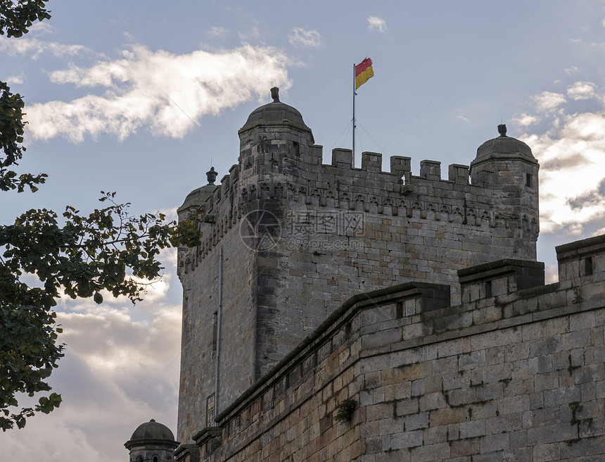 位于德意志的不祥弯曲海姆城堡石头废墟旗帜黑色建筑学红色蓝色天空黄色图片