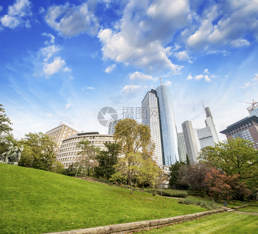 德国法兰克福 美丽的公园 有现代城市的天线图片