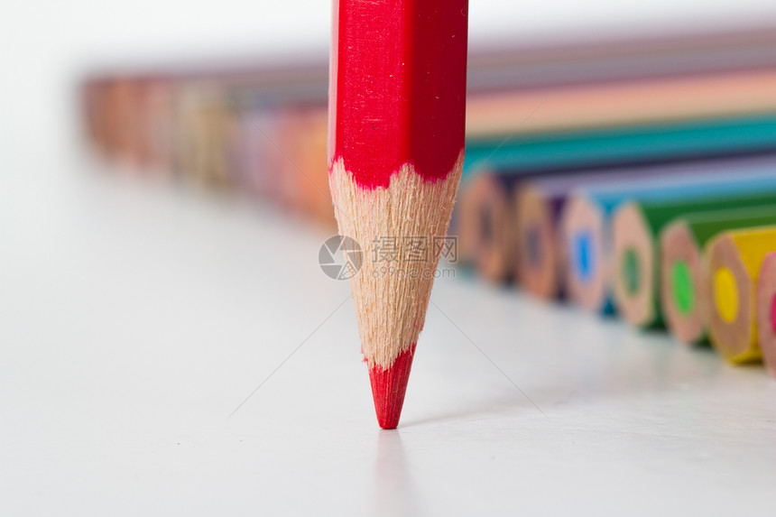 色彩多彩的笔 聚焦于红色空白素描绘画写作办公室宏观白色团体铅笔艺术图片