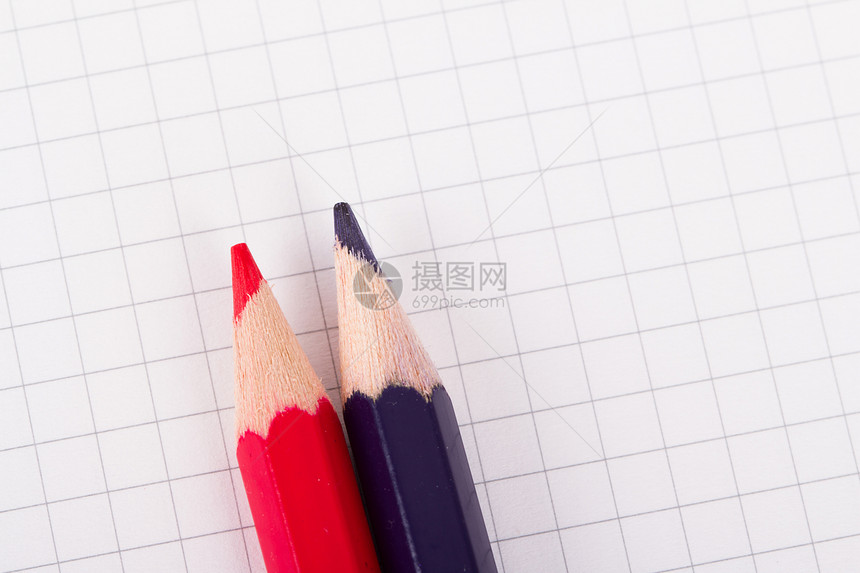 笔记本 上的紫和红铅笔笔记素描绘画文档床单白色写作记事本艺术空白图片