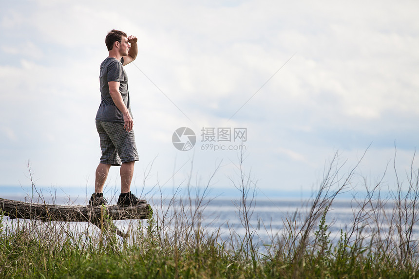 观观观青年成人在大自然中的年轻成年人图片