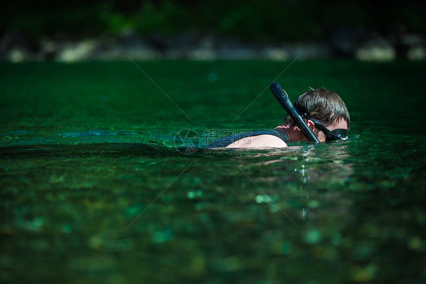 年轻成人在河流中潜伏潜水员呼吸管面具乐趣运动海洋海浪假期男性闲暇图片