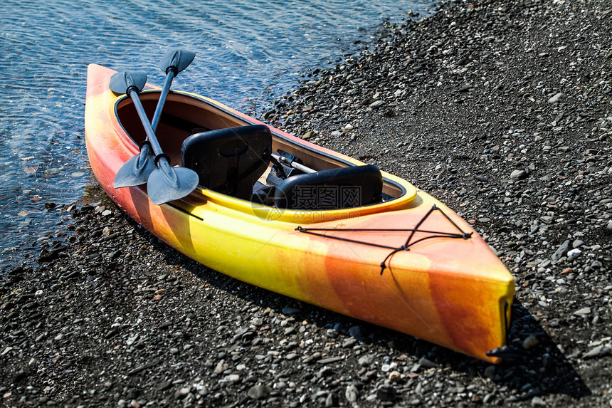 橙色和黄色凯亚克 海岸上有乌鸦运动皮艇活动娱乐海浪旅游血管乐趣独木舟运输图片