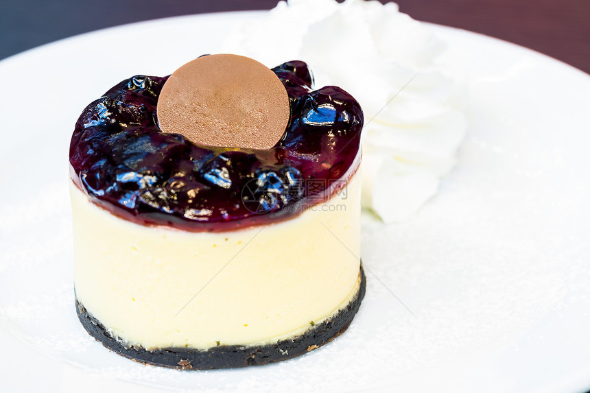 蓝莓芝士蛋糕甜点白色奶油盘子水果浆果奶制品巧克力面包馅饼图片