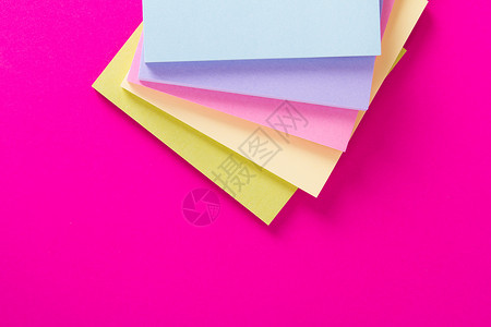 粉红背景上的粘贴文章广告牌床单帆布框架笔记木板粉色边界广告记忆背景图片