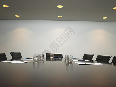 会议室装有安排好的水杯和在桌边的文件座位木头文档极简职场公司桌子反射办公室房间背景图片