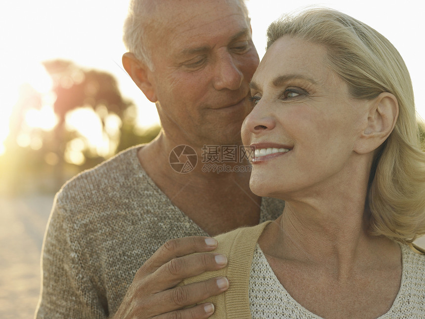 在热带沙滩上度过优质时光的 快乐老年情侣结业图片
