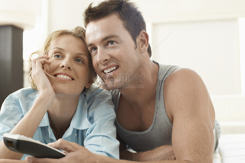 在家看电视的年轻快乐情侣图片
