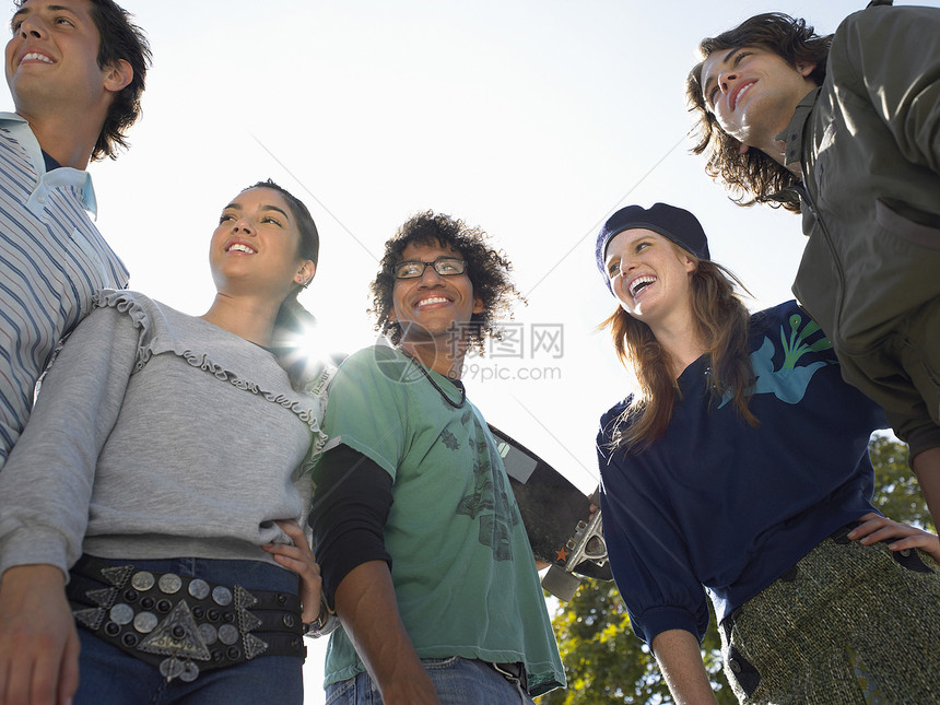 一群多族裔青年朋友在户外寻找的年轻潮流朋友图片