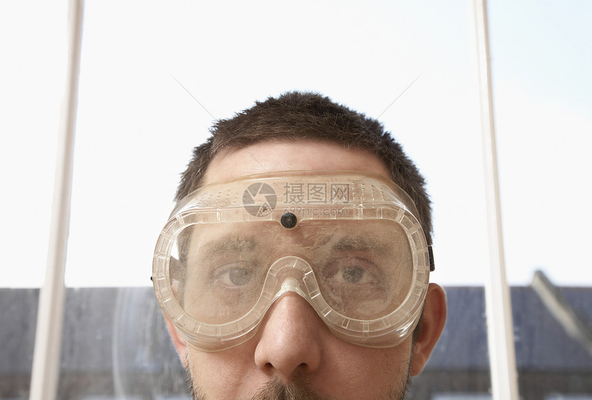 佩戴保护眼镜的人的近视肖像风镜玻璃男人护目镜装修眼镜男士裁剪窗户男性图片