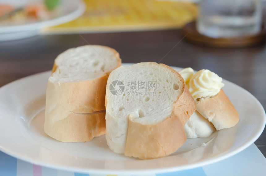 新鲜面包食物小吃营养白色黄油盘子甜点图片