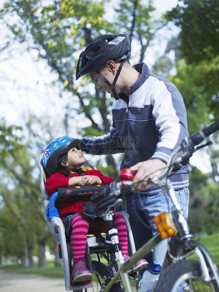 骑自行车的快乐小女孩 看父亲 看着爸爸图片