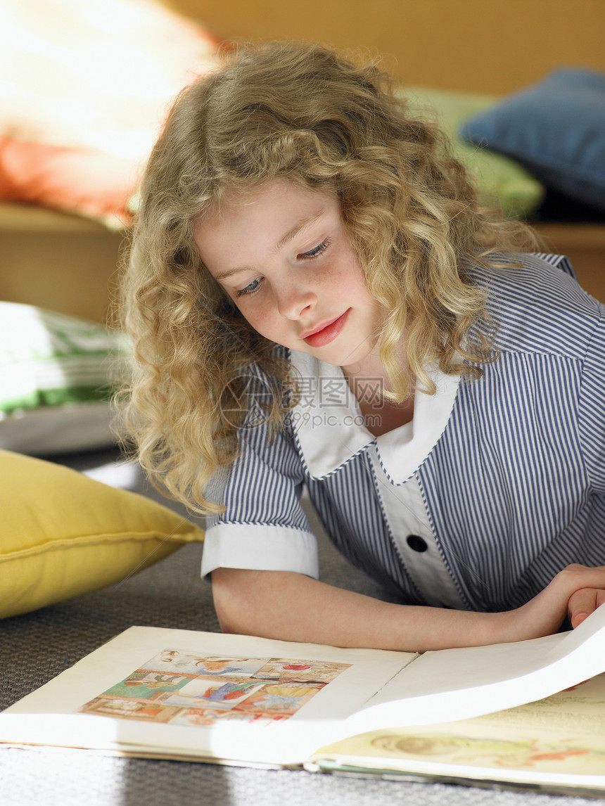 小学女生在教室地板上读书的课堂图片