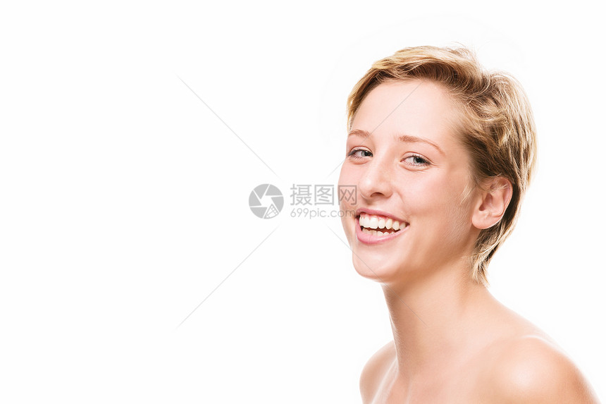 一位欢笑的年轻女子的肖像图片