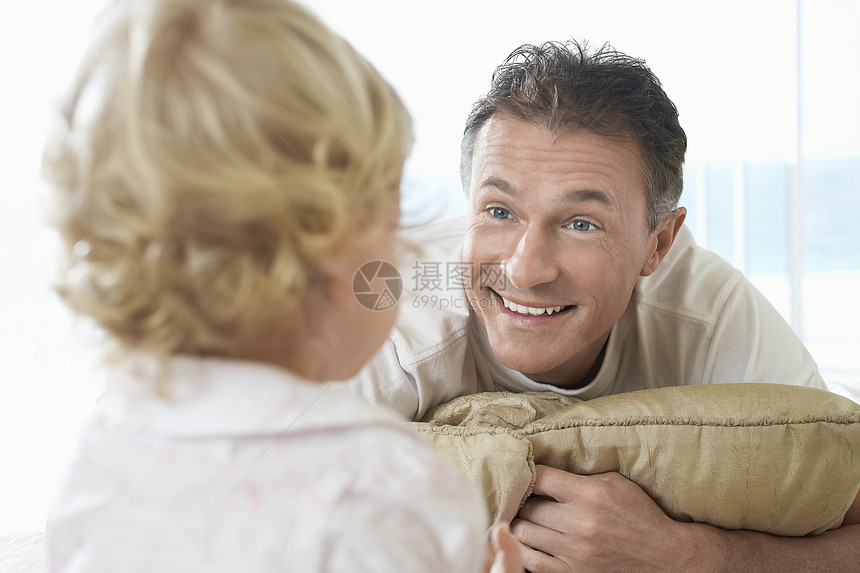 快乐的成熟父亲看着儿子 笑着微笑图片