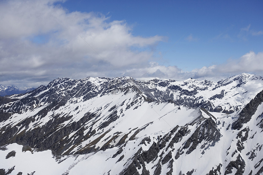 雪覆盖的山峰顶峰地形风景地理图片