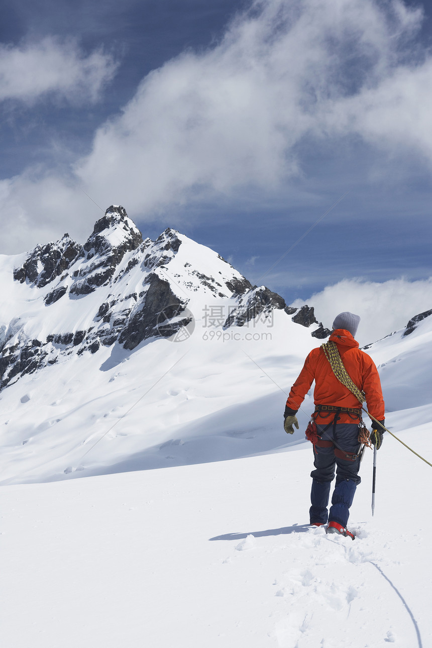 与雪山安全线相连的男性远足者近视绳索活动冒险天空假期冒险家远足保暖成人衣物图片